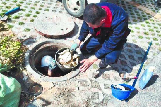 熱企工作人員檢修供熱管道。